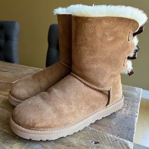 UGG Bailey Bow Boots, size 8